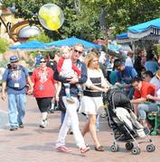 th_99451_Tikipeter_Billie_Piper_and_family_at_Disneyland_047_123_171lo.jpg