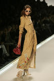 th_11487_md-lerage.com-ss05-rtw-paris-w-dior-003-mlrsdyrw_122_173lo.jpg