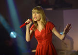 th_46282_Preppie_Taylor_Swift_turns_on_the_Westfield_Christmas_Lights_74_122_222lo.jpg