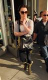 th_72592_britney_spears_out_shopping_in_beverly_hills_tikipeter_celebritycity_025_123_231lo.jpg