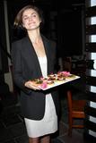 th_45472_Keri_Russell_offering_petit_four_to_photographers_in_Hollywood-02_122_245lo.JPG