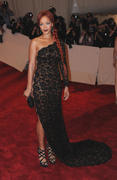 th_896700268_RihannaCostumeInstituteGalaMetBallinNYC_2.5.2011_86_122_257lo.jpg