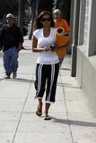 th_31700_Halle_Berry_going_to_her_yoga_lesson_32_122_352lo.jpg