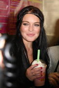 Lindsay Lohan (Линдси Лохан) - Страница 26 Th_52493_celebrity_paradise.com_Lindsay_Lohan_at_Millions_of_Milkshakes_26.04.2010_09_122_359lo