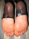Сперма на женских ножках