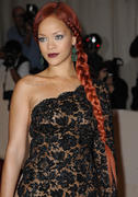 th_890560911_RihannaCostumeInstituteGalaMetBallinNYC_2.5.2011_63_122_383lo.jpg