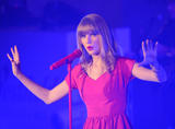 th_49906_Preppie_Taylor_Swift_turns_on_the_Westfield_Christmas_Lights_91_122_462lo.jpg
