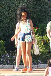 th_557739317_RihannaoutforshoppinginPortoCervo17.7.2012_23_122_462lo.jpg