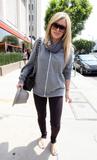 th_06132_Celebutopia-Hilary_Duff_shopping_on_Robertson_Blvd_in_Los_Angeles-12_122_47lo.jpg