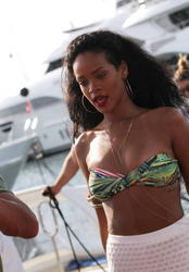 th_160352509_RihannashoppinginSt.Tropez23.7.2012_94_122_523lo.jpg