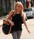 http://img181.imagevenue.com/loc556/th_09131_celeb-city.org_Hilary_Duff_Returning_to_her_Toluca_Lake_Home_15_123_556lo.jpg