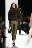 th_22923_md-fashionledge.com-fw06-rtw-newyork-w-kors-001-1na63ds0_122_586lo.jpg