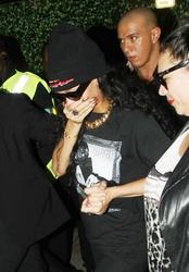 th_992454217_RihannaleavingJalouseNightclubinMayfairLondon9.7.2012_37_122_592lo.jpg
