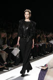 th_23019_md-fashionledge.com-fw06-rtw-newyork-w-renta-002-uvb9nmmd_122_66lo.jpg