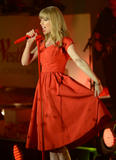 th_49867_Preppie_Taylor_Swift_turns_on_the_Westfield_Christmas_Lights_78_122_66lo.jpg