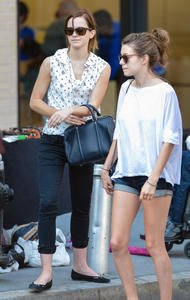 http://img181.imagevenue.com/loc155/th_736835473_EmmaWatson_OANewYork_September14_2012_16_122_155lo.jpg