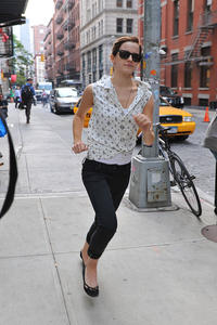 http://img181.imagevenue.com/loc192/th_736890731_EmmaWatson_OANewYork_September14_2012_20_122_192lo.jpg