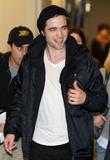http://img181.imagevenue.com/loc195/th_37385_Robert_Pattinson-000549_arrives_at_Narita_international_airport_in_Tokyo6_Japan8_February_245_2009_122_195lo.jpg