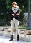 http://img181.imagevenue.com/loc588/th_38276_Jessica_Alba_At_a_park_in_Beverly_Hills7_122_588lo.jpg